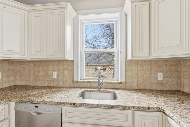 Photo - 168 Woodside Ave Unit 2