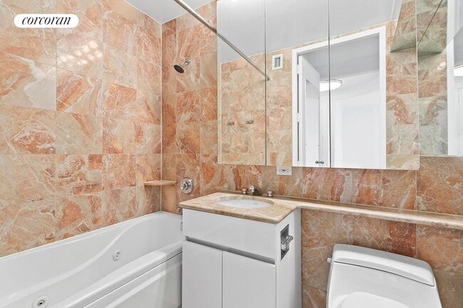 Photo - 150 E 57th St