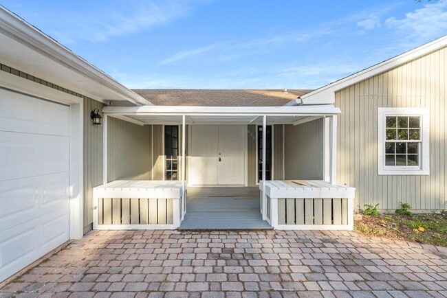 Building Photo - 633 NE Larkspur Ln Rental