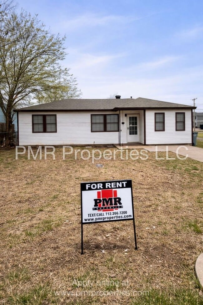 Building Photo - 2 Bedrooms / 1 Bathroom House