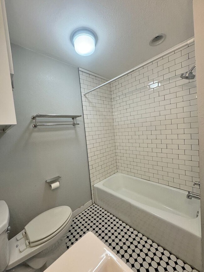 1 bed, 1 bath Walking distance to UCO in... House House Rental in