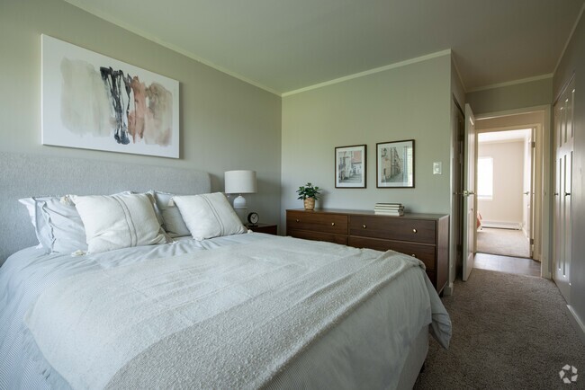 2BR, 1BA - 950SF - Hunt Club Apartments