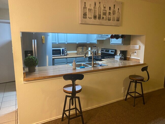 Cocina a través de la sala de estar - 10239 Canton Fld