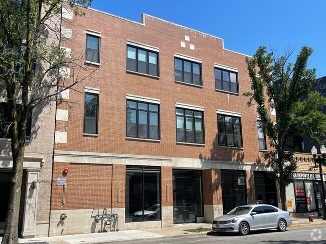 Building Photo - 4533 N Clark St Rental