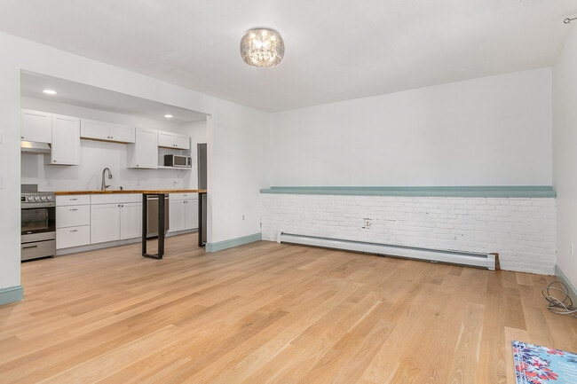 Building Photo - 25 Exeter Rd Unit B
