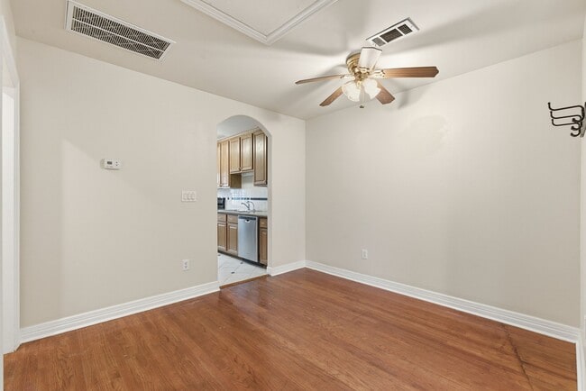 Building Photo - 2513 Shakespeare St Unit 3
