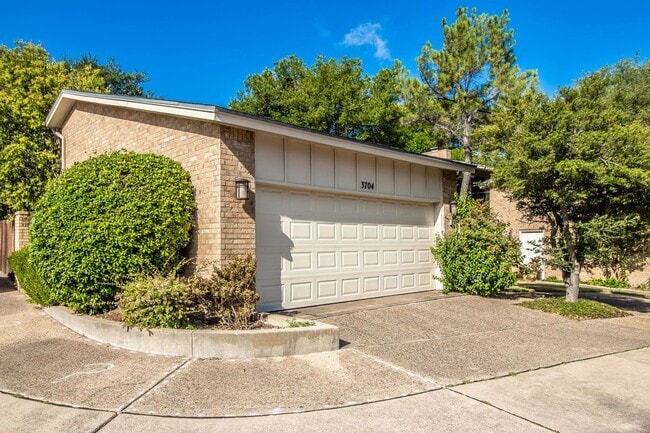 Building Photo - Amazing Townhome