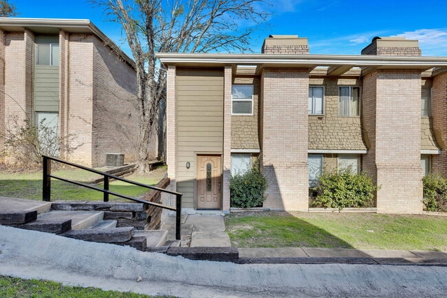 Building Photo - 2705 Northeast Dr Unit A 1