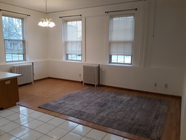 Living - 27 N State St