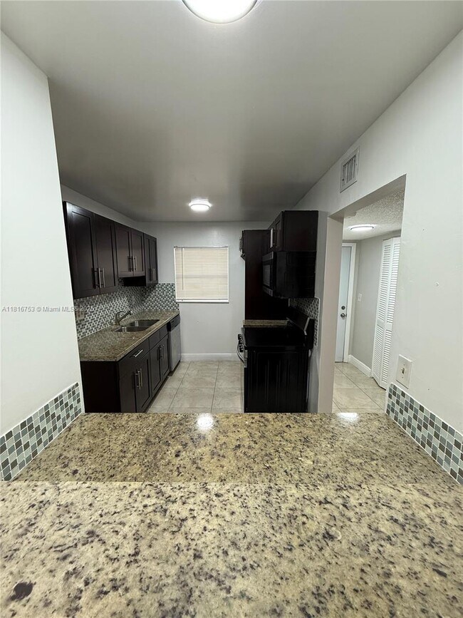 Building Photo - 4121 Stirling Rd Unit 402 Rental