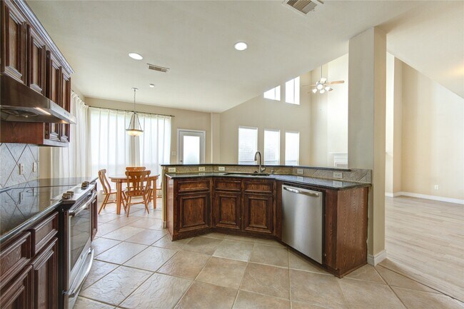 Photo - 6018 Royal Hollow Ln