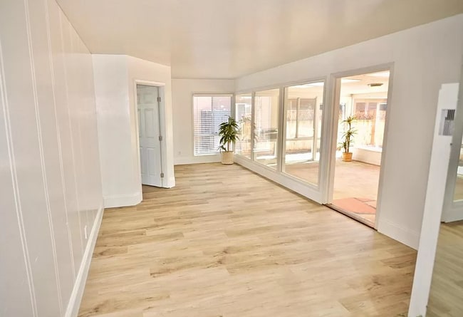 Photo - 5BD/2BA, Great Sunroom!