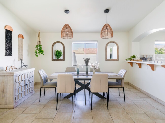 Comedor - 13416 Cholla Dr