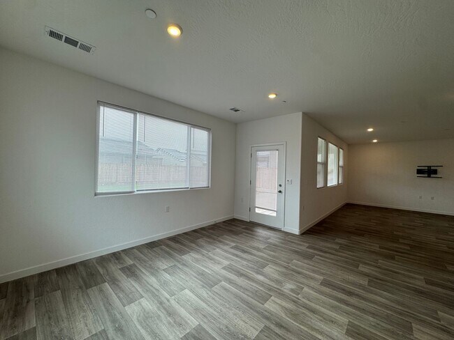 Photo - 997 Pioneer Dr W