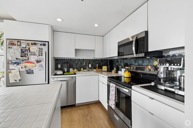 2BR, 2BA - 1,285SF - Kitchen - Back Bay Tower