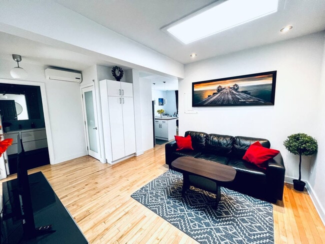 Building Photo - 4850 Rue Sainte-Catherine E