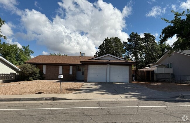 Building Photo - Nice 4 br, 1.75 ba, 2 living areas, 2 car ... Rental