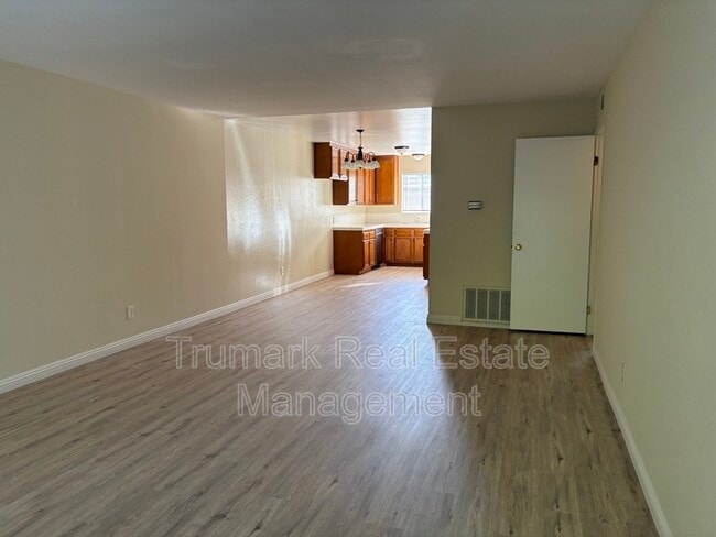 Photo - 2421 Montrose Ave Unidad 201