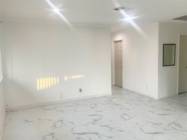 Photo - 909 Silber Rd Unidad True