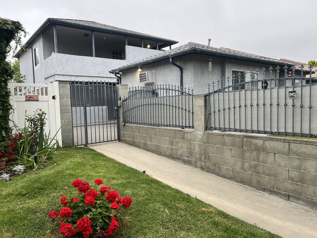 Property front - 12717 Oxnard St Apartamentos Unidad 12719 Oxnard St