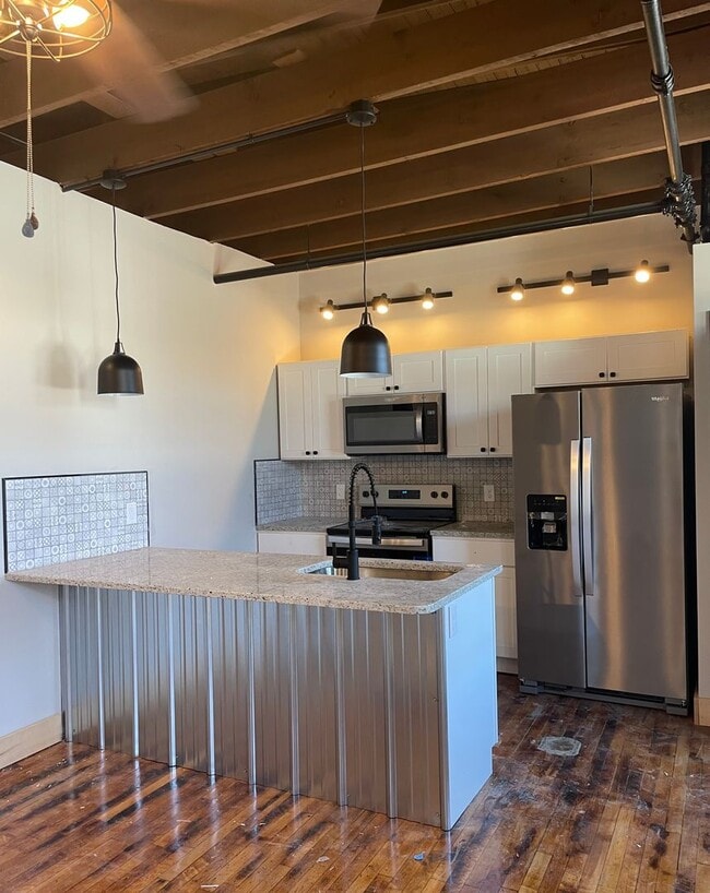 Building Photo - 1 bedroom/1 bathroom NEW apartment in McSh... Unit Apt 102