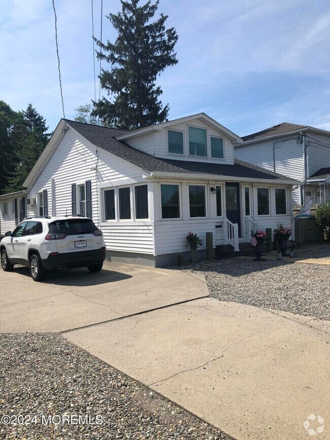 Building Photo - 1717 River Rd Rental