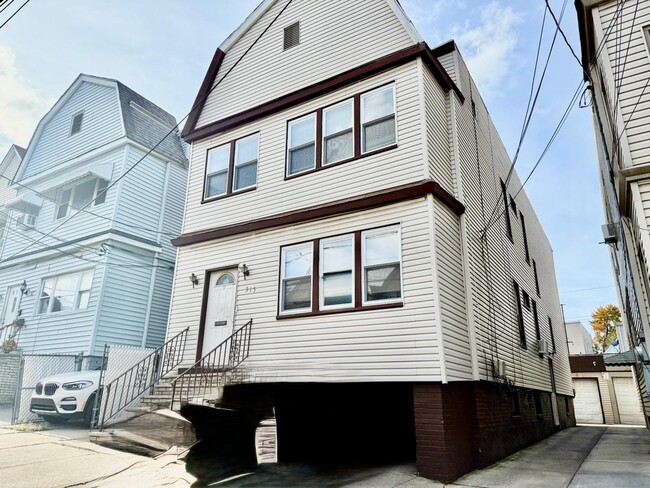 Building Photo - 315 Armstrong Ave Unit 2