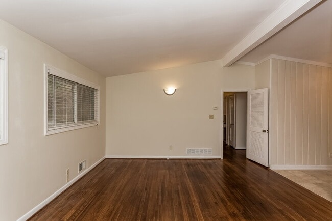 Photo - 2432 Woodacres Rd NE