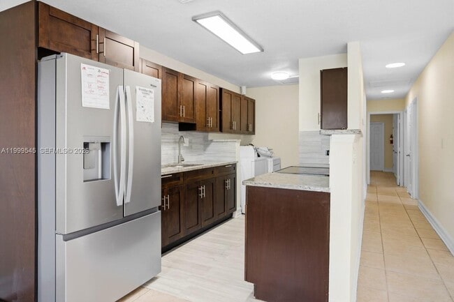 Building Photo - 7604 SW 10th Ct Unit 2