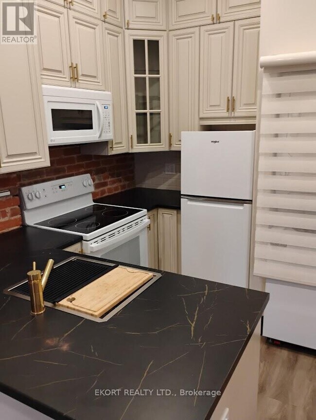 Photo - 251 Front St