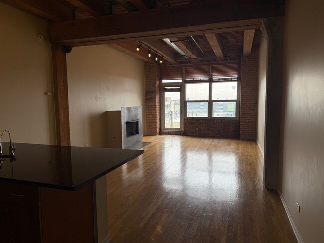 Photo - Great 1 Bedroom/1 Bath Great Location Close to Entertainment and Transportation!