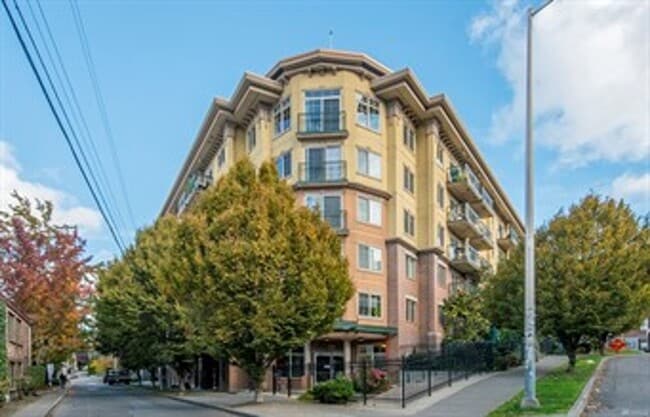 Building Photo - 700 E Denny Way Unit 202
