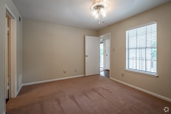 2BR, 2BA - 919SF