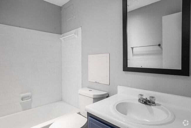 B2 - 2BD, 2BA - 925SF - Bathroo