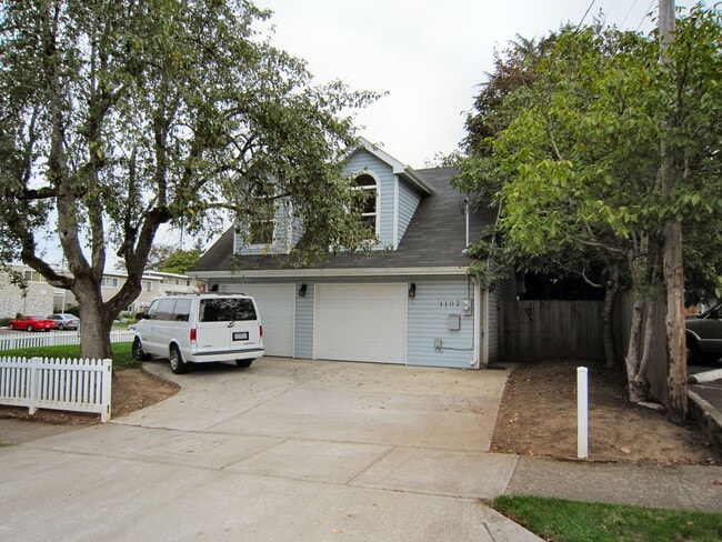 Building Photo - One Bedroom Apartment Above House, Close t... Unit 1102