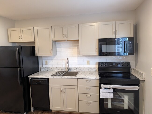 Photo - 1869 Montclaire Ln