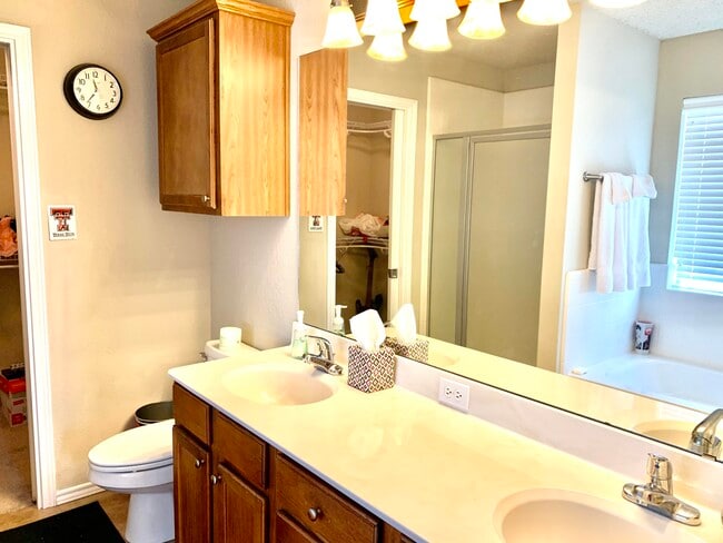 Photo - 2105 Main St