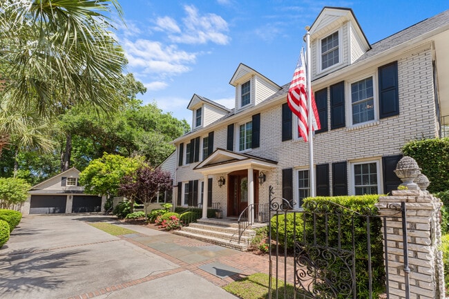 Photo - 1043 Loyalist Ln
