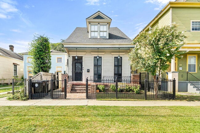 Building Photo - 2324 Ursulines Ave Rental
