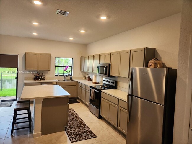 Photo - 880 NW 3rd Way