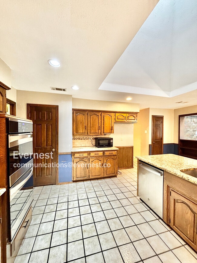 Photo - 1120 Stratford Dr House