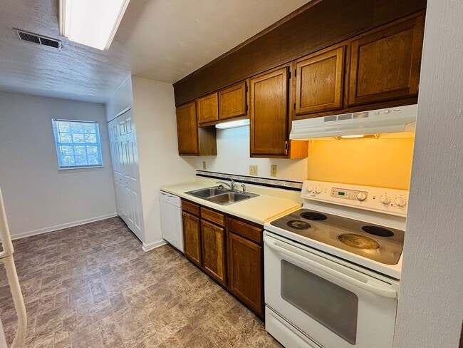 Photo - 108 Chowning Pl