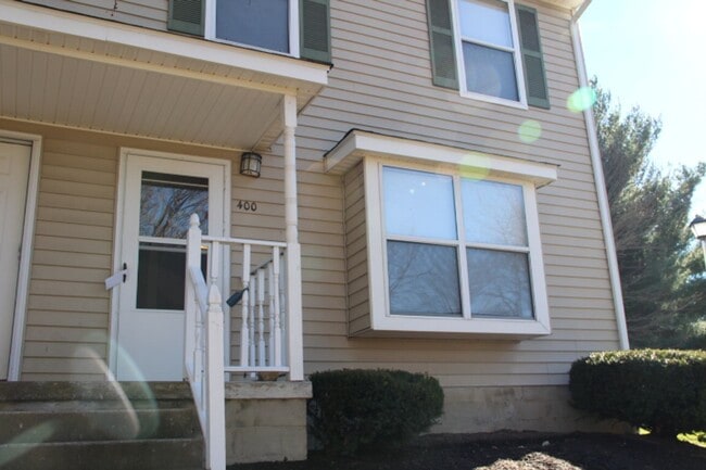 Building Photo - 4 Bed/2 1/2 Bath Bus Line Reserved Parking