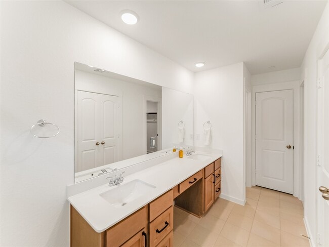 Building Photo - 2230 Memory Oaks Dr