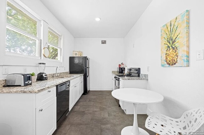 Photo - 402 E Dewey Pl