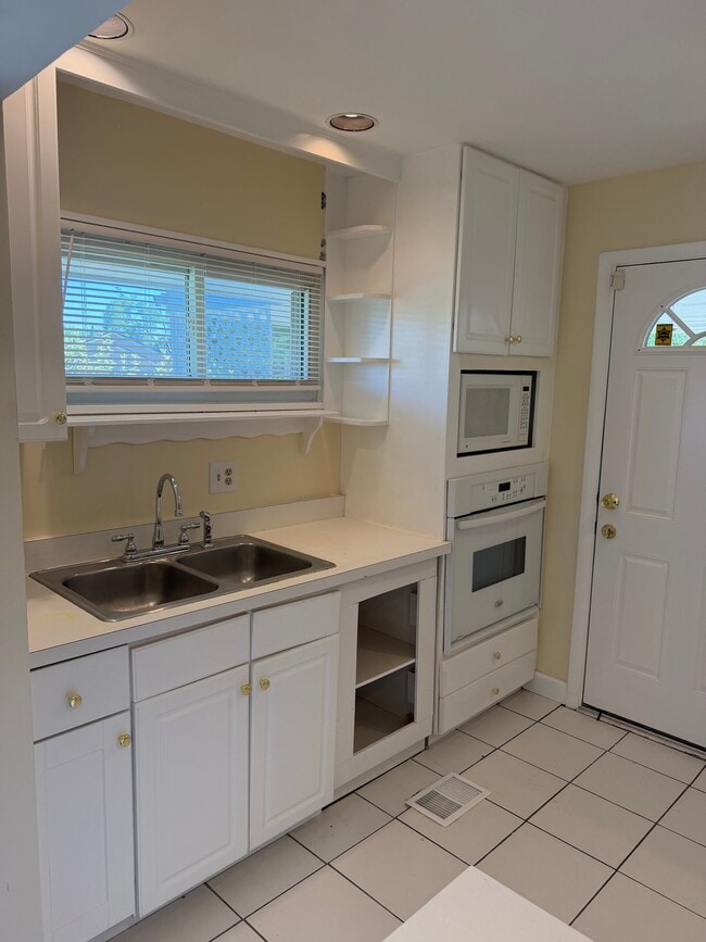 Photo - 1275 Madeleine Cir