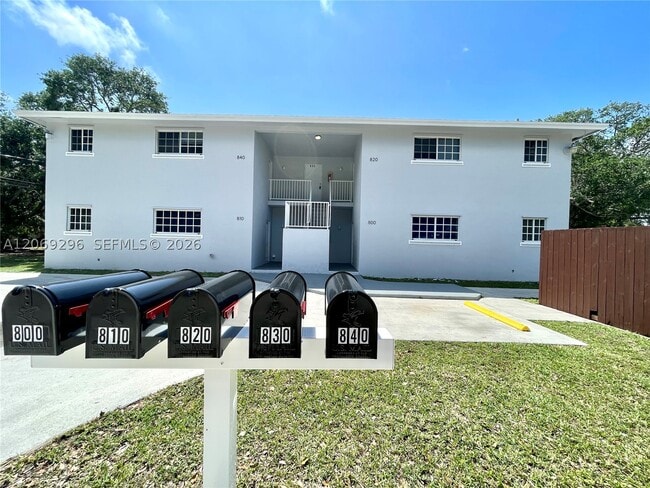 Building Photo - 800 SW 10th St Unit 830