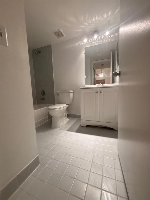 Photo - 2831 N Oakland Forest Dr