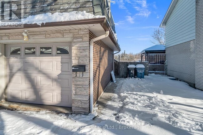 Photo - 61 Vanier Dr