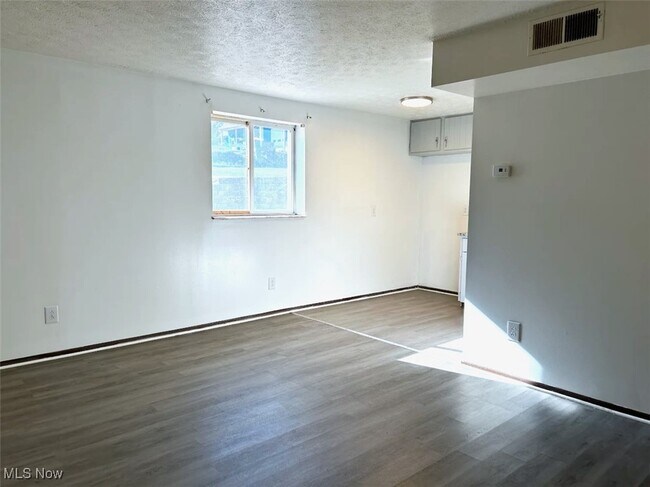 Photo - 28 Pioneer Dr Unit 1